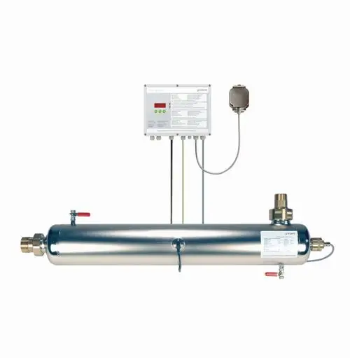 Desinfektionsanlage von Grünbeck mit einem UV-Lampe-geführten System, verbunden mit einem Steuergerät, zur Wasseraufbereitung und -desinfektion.